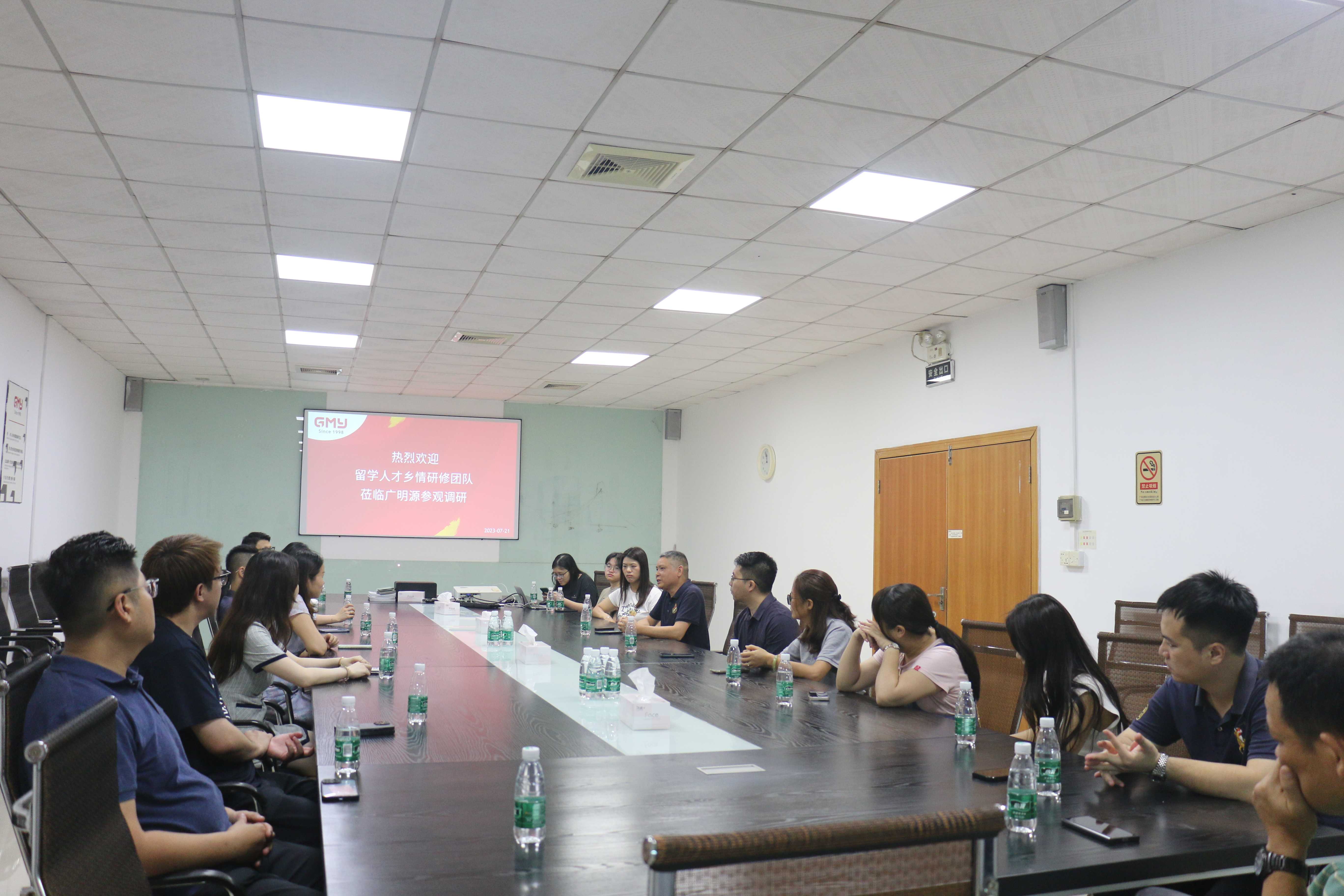 市留学生协会研修团队成员与杨华章副总裁进行积极的交流互动