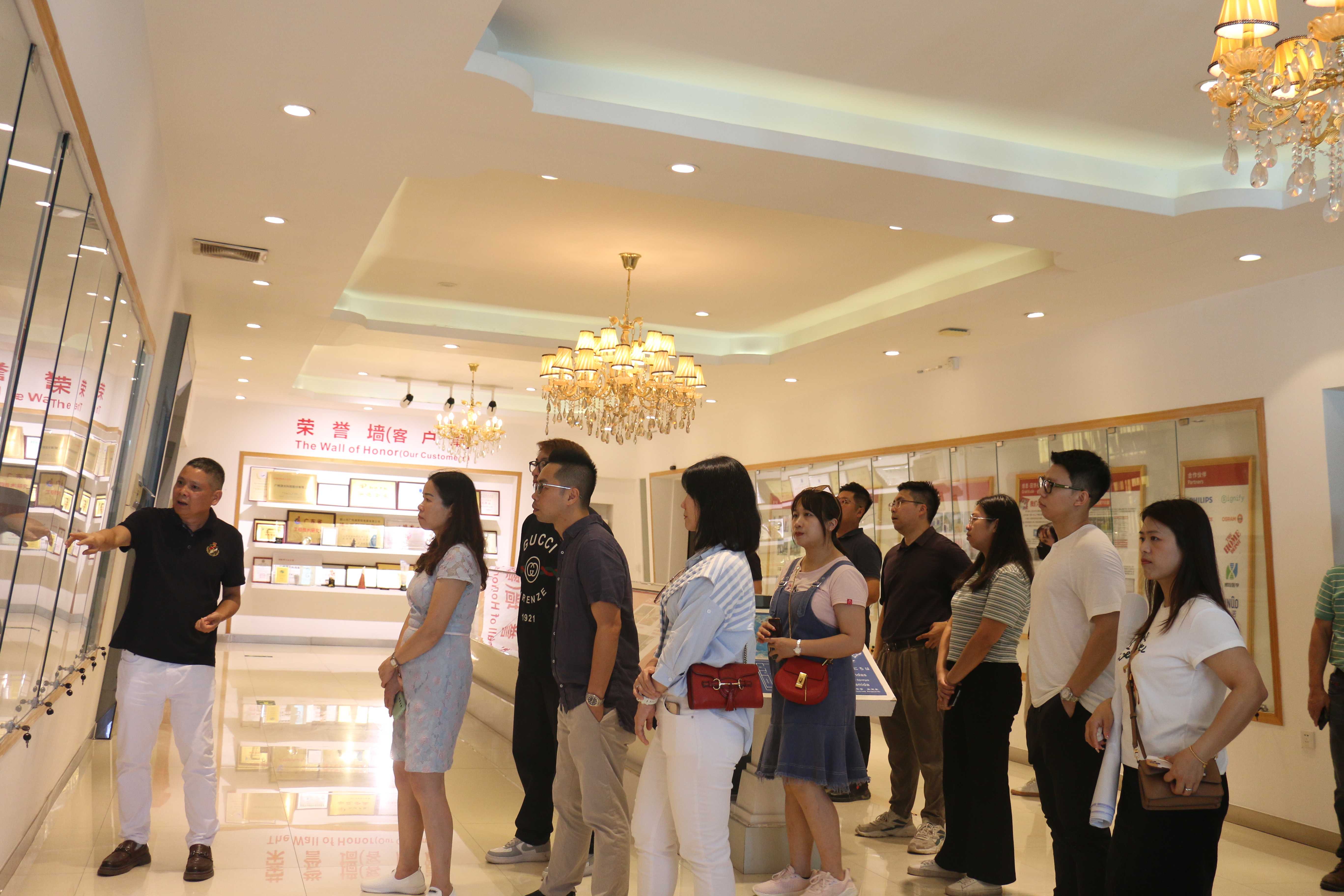 杨华章副总裁带领市留学生协会研修团队参观广明源公司展厅